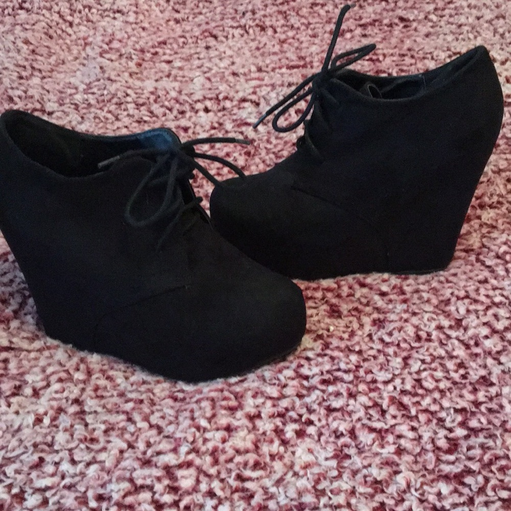 Velvet black wedges